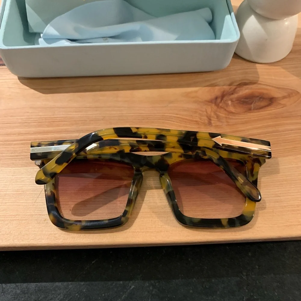 KAREN WALKER | Banks Tortoiseshell Sunglasses and Case - Picture 4 of 12